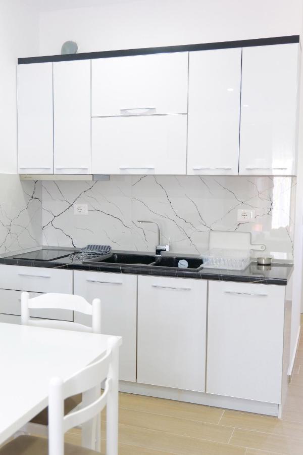 Iljo Apartments Ксамил Экстерьер фото
